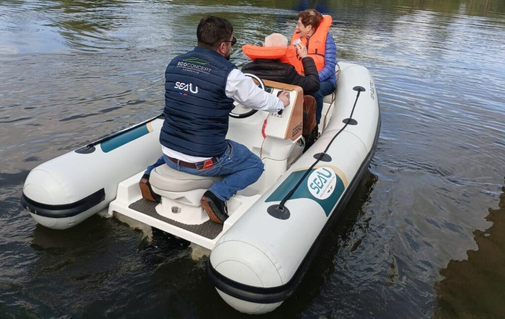 Bateau électrique sans permis Jetboat 300 de Sea'U en location sur La Sarthe à Arnage.