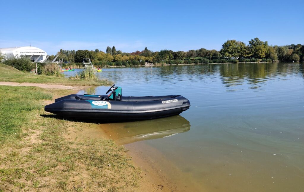 Jetboat 300 disponible à la location de bateau sans permis aux professionnels et particuliers.