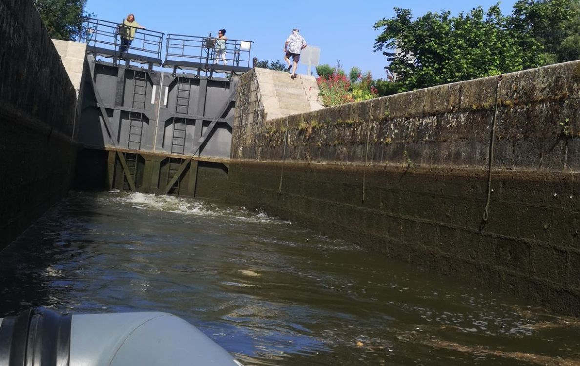 Passage d'une des écluses sur La Sarthe avec le Jetboat 300 de Sea'U Experience Location.