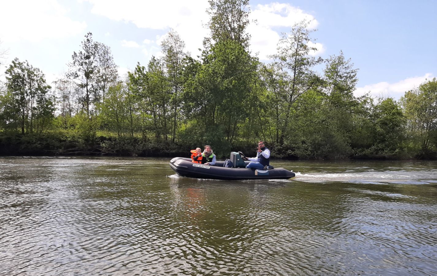 Balade sur la Sarthe en bateau électrique avec Sea'U Experience Location à Arnage.