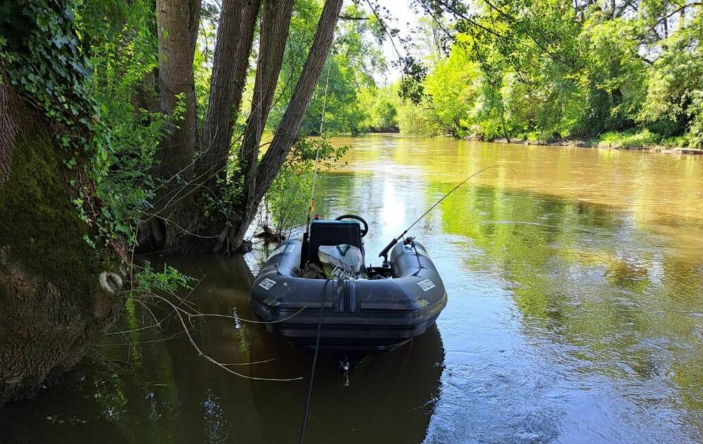 Obtenez une carte de pêche pour pêcher sur la Sarthe à bord du Jetboat 300.