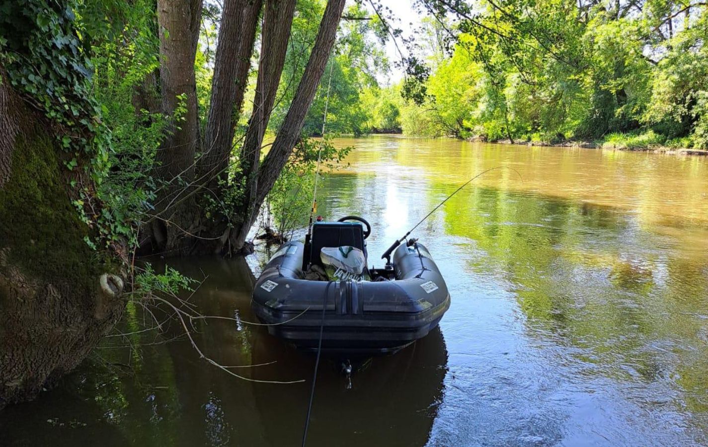 Obtenez une carte de pêche pour pêcher sur la Sarthe à bord du Jetboat 300.