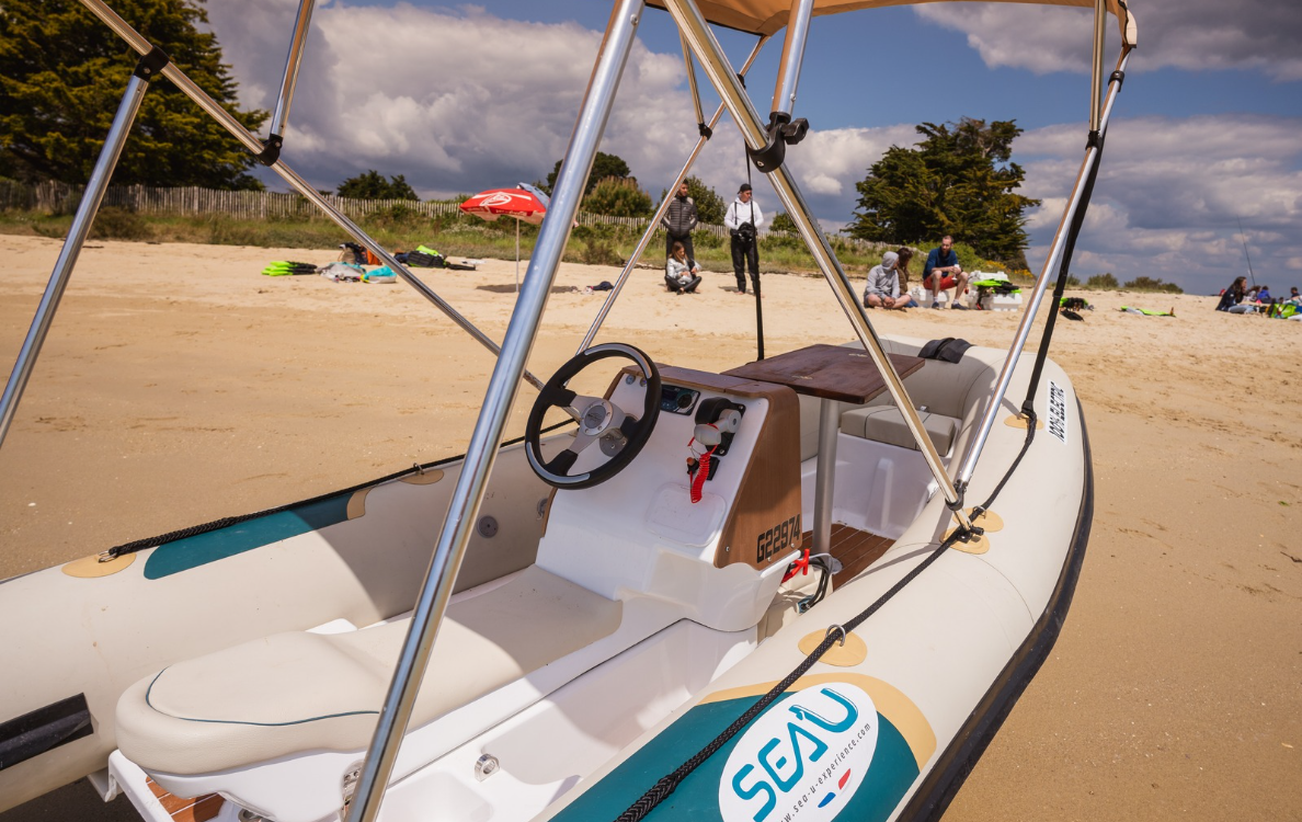 Le Jetboat 300, l'un des bateaux écologiques et électriques que propose Sea'U Experience.