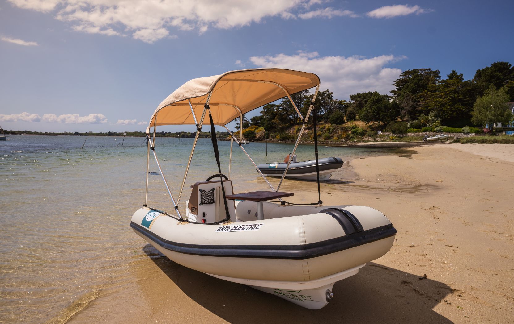 Jetboat 300 équipé d'un bimini pour semi-rigide