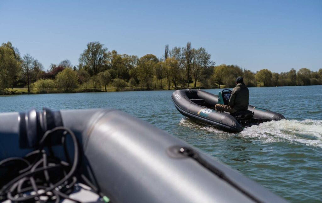 Balade sur l'eau en respectant la sécurité pour éviter les accidents bateaux.