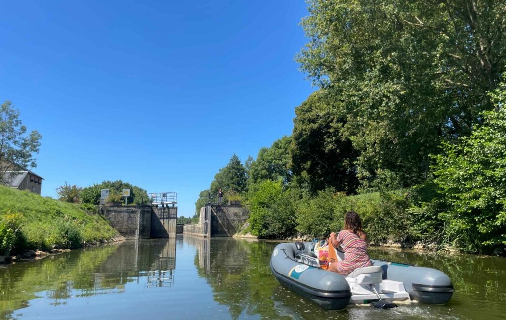 Naviguer en Sarthe avec nos bateaux Sea'U Experience, ici le Jetboat 300.