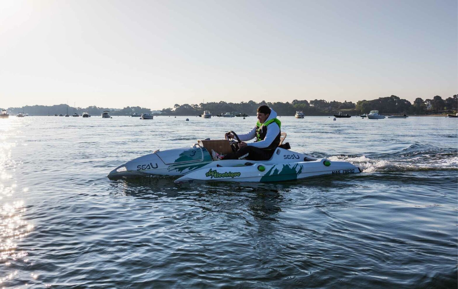 Activités sur l'eau : Une personne navigue sur l'eau sur un bateau Sea'U.