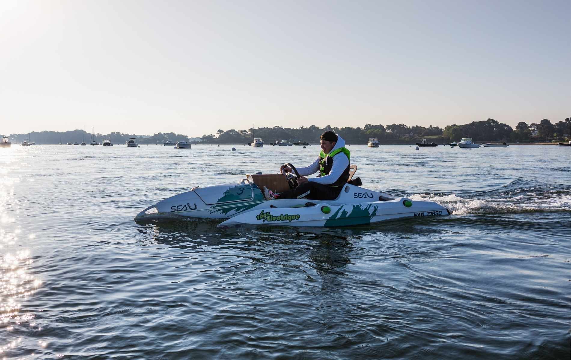 Activités sur l'eau : Une personne navigue sur l'eau sur un bateau Sea'U.