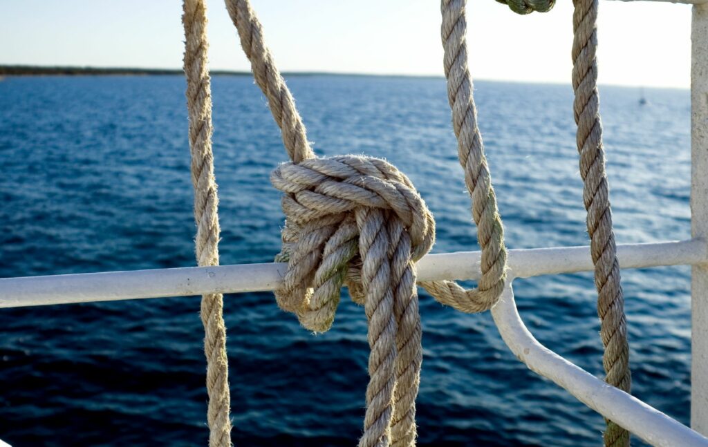 Nœuds marins réalisées à bord d'un bateau.
