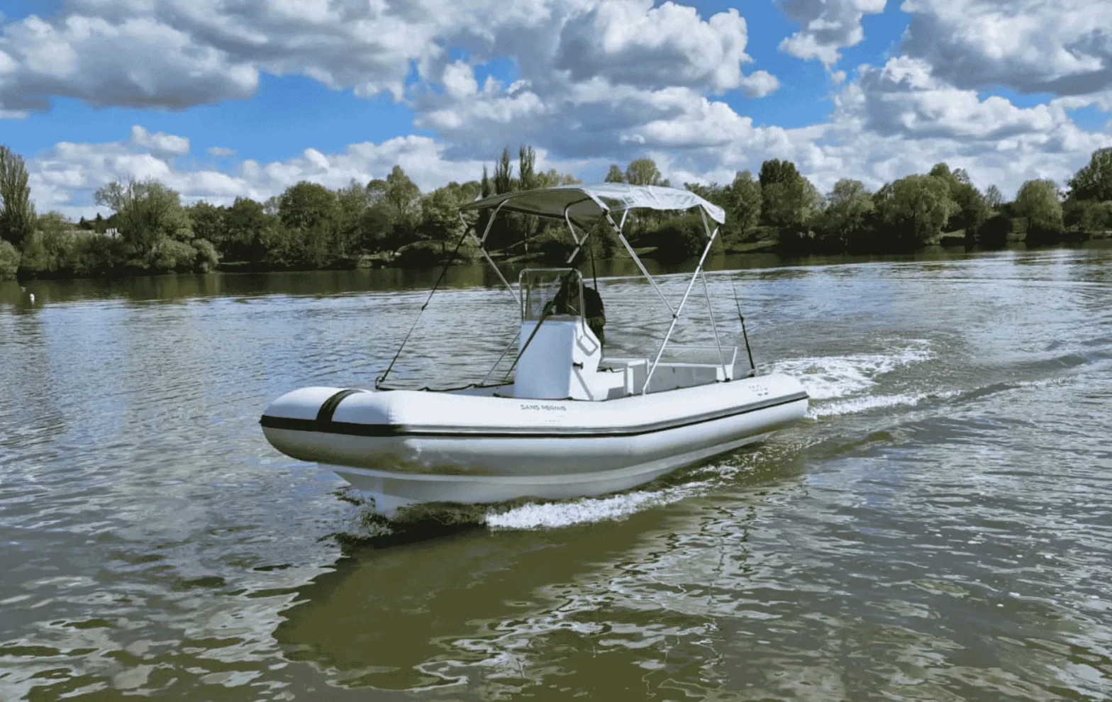 Bateau électrique Jetboat 530 de Sea’U Experience avec une navigation sans permis