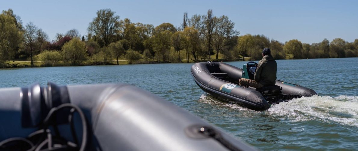 Balade sur l'eau en respectant la sécurité pour éviter les accidents bateaux.