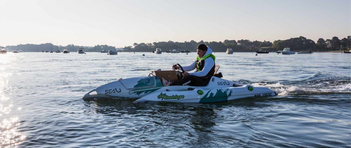 Activités sur l'eau : Une personne navigue sur l'eau sur un bateau Sea'U.