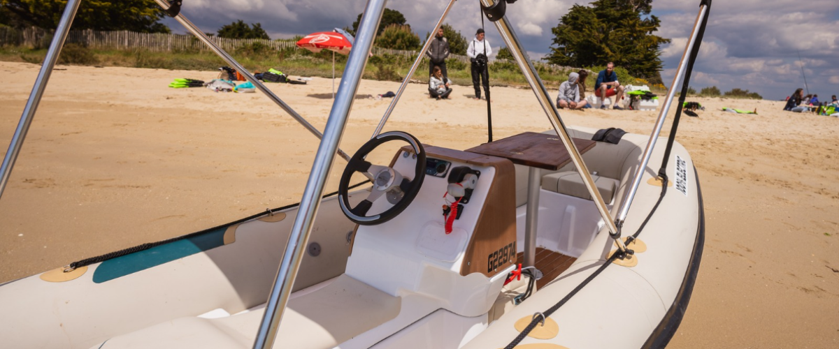 Le Jetboat 300, l'un des bateaux écologiques et électriques que propose Sea'U Experience.