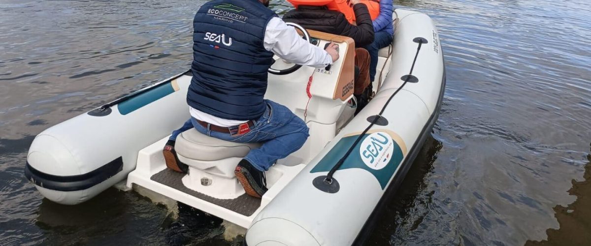 Bateau électrique sans permis Jetboat 300 de Sea'U en location sur La Sarthe à Arnage.