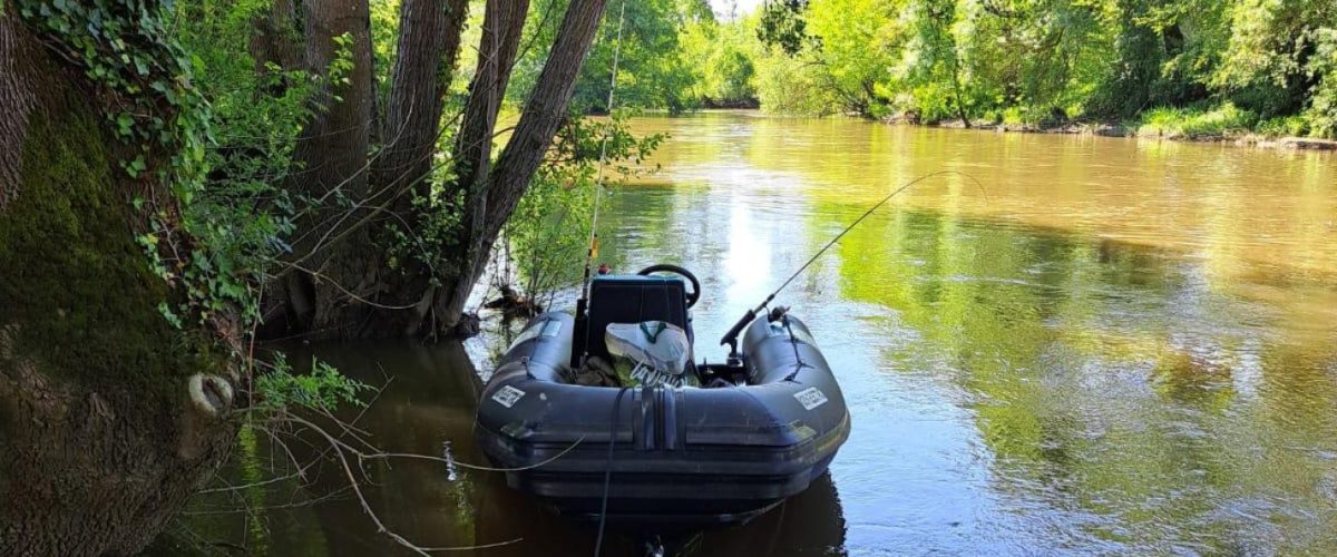 Obtenez une carte de pêche pour pêcher sur la Sarthe à bord du Jetboat 300.